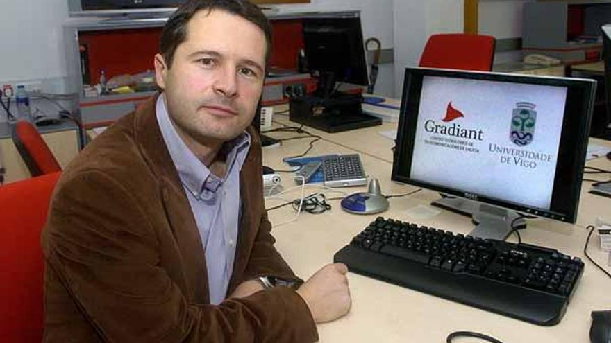 El investigador vigués Carlos Mosquera, en las instalaciones de Gradiant, en el campus.