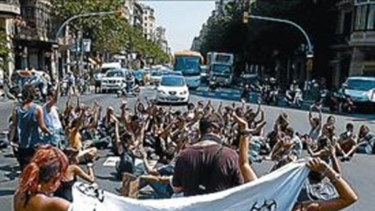 Indignados en la calle de Aragó, ayer.