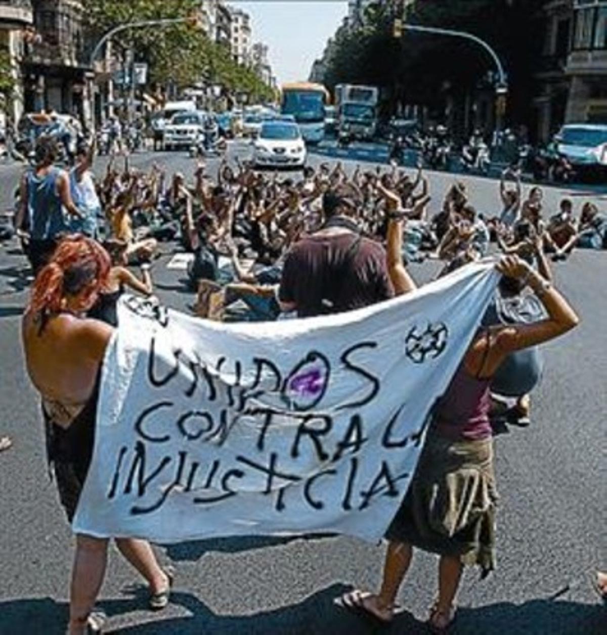 Indignats al carrer d’Aragó, ahir.