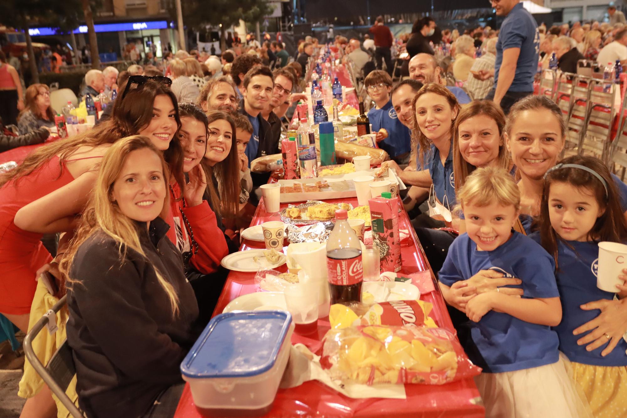 Búscate entre los comensales de la cena de 'pa i porta' en Almassora