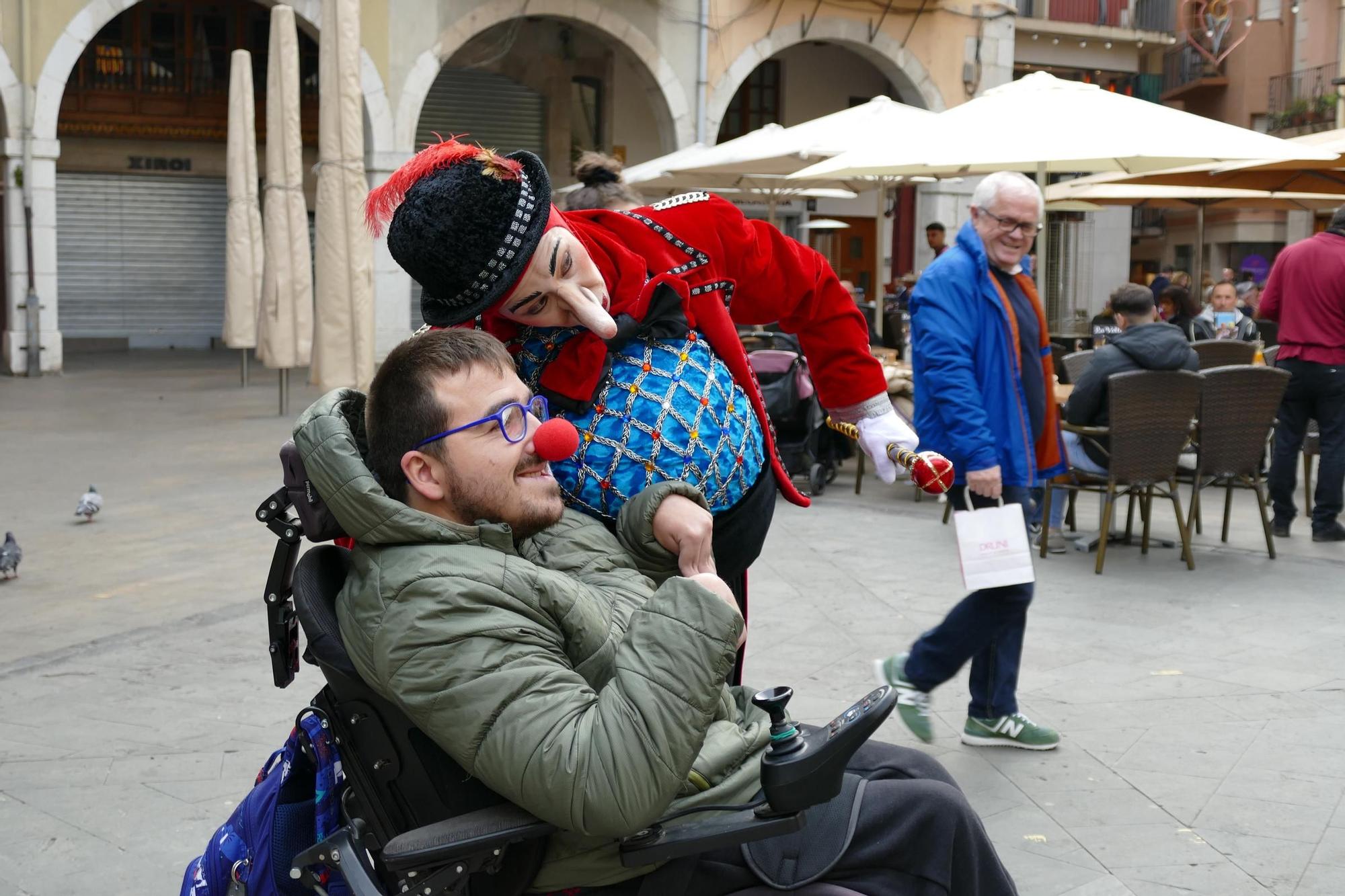 La Dona dels Nassos passeja pel centre de Figueres