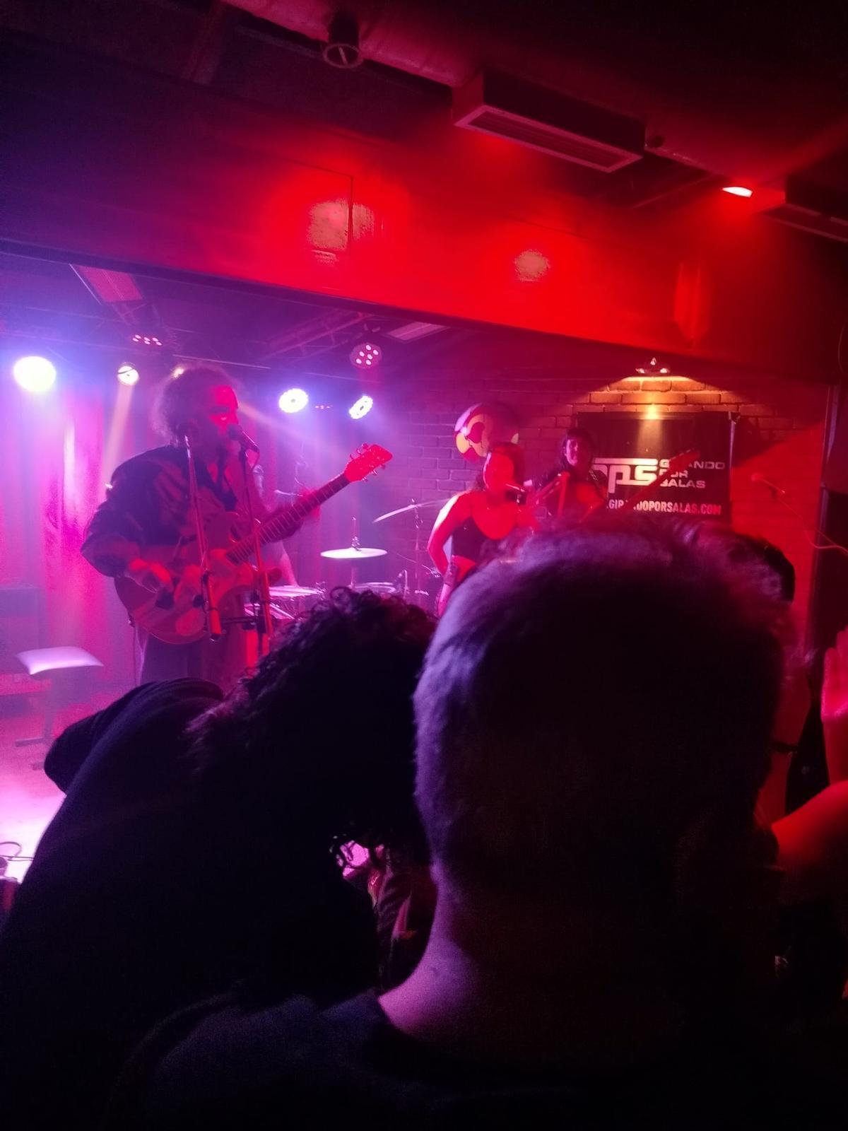 Rabia y rock poderoso en el concierto de "Hermana Furia" en Langreo