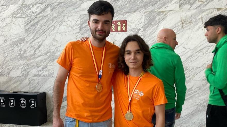 Los dos alumnos del Guinovart posan con la medalla de oro tras ganar la competición.