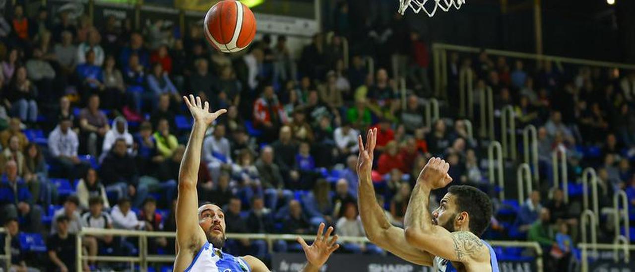 Dani Rodríguez lanza a canasta ante el Fuenlabrada.