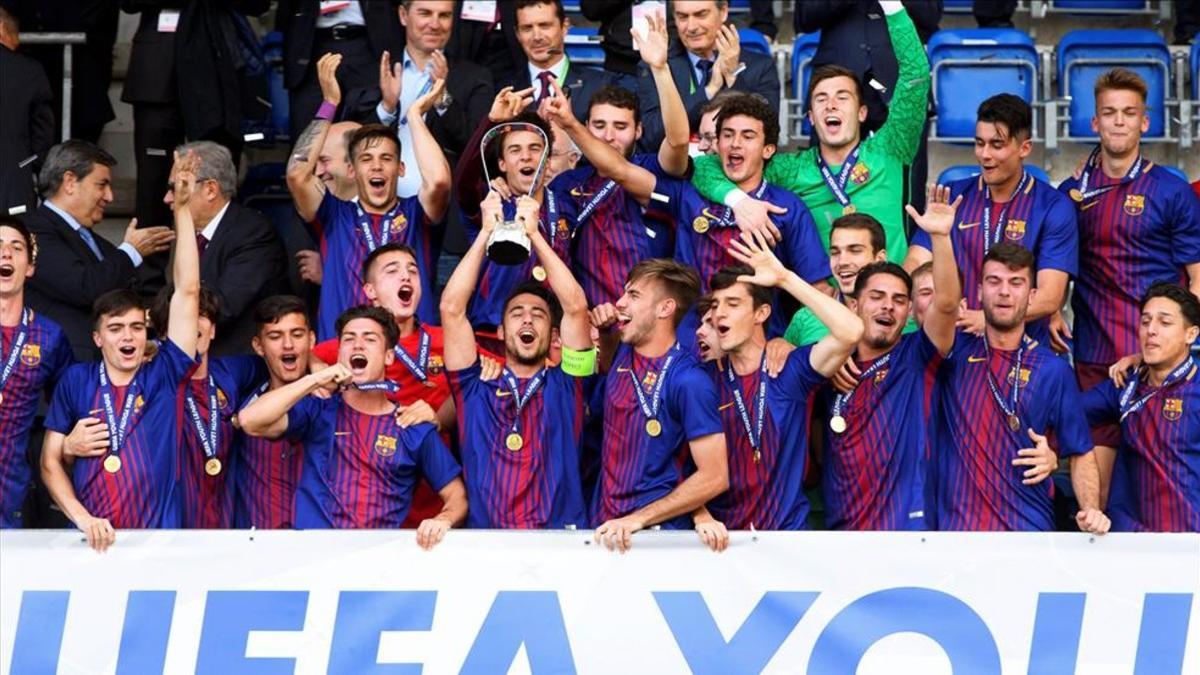 El Juvenil del Barça celebró por todo lo alto la conquista de la Youth League ante el Chelsea