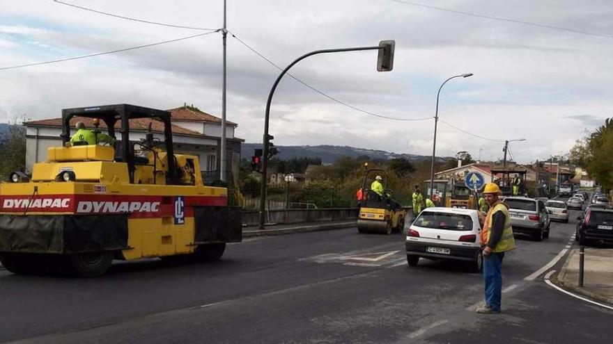 Asfaltado tras arreglar la red de agua en la capital