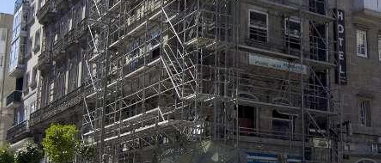 Imagen del edificio, ya en obras, que hace esquina entre Porta do Sol y Elduayen.