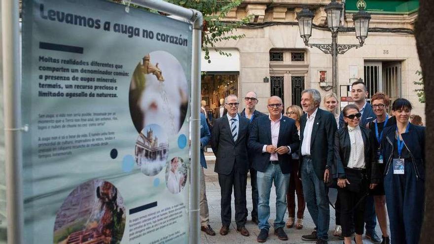 Jesús Vázquez, Manuel Baltar y el presidente de la EHTTA en el Paseo en la exposición sobre las ciudades termales de Europa. // Brais Lorenzo