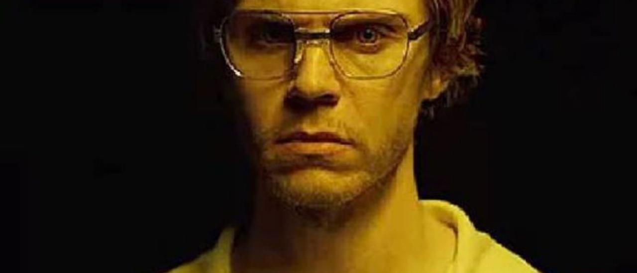 Evan Peters en el paper de Jeffrey Dahmer a la sèrie.  | NETFLIX