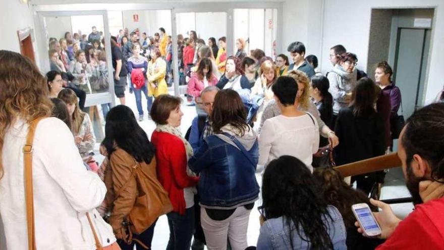 Los aspirantes al puesto antes de entrar al examen en el Colegio Universitario.