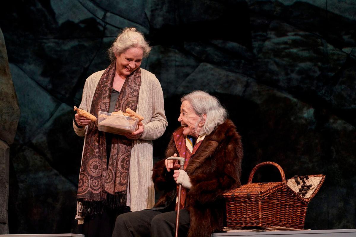 Una escena de 'La isla del aire', con Vicky Peña y Núria Espert.