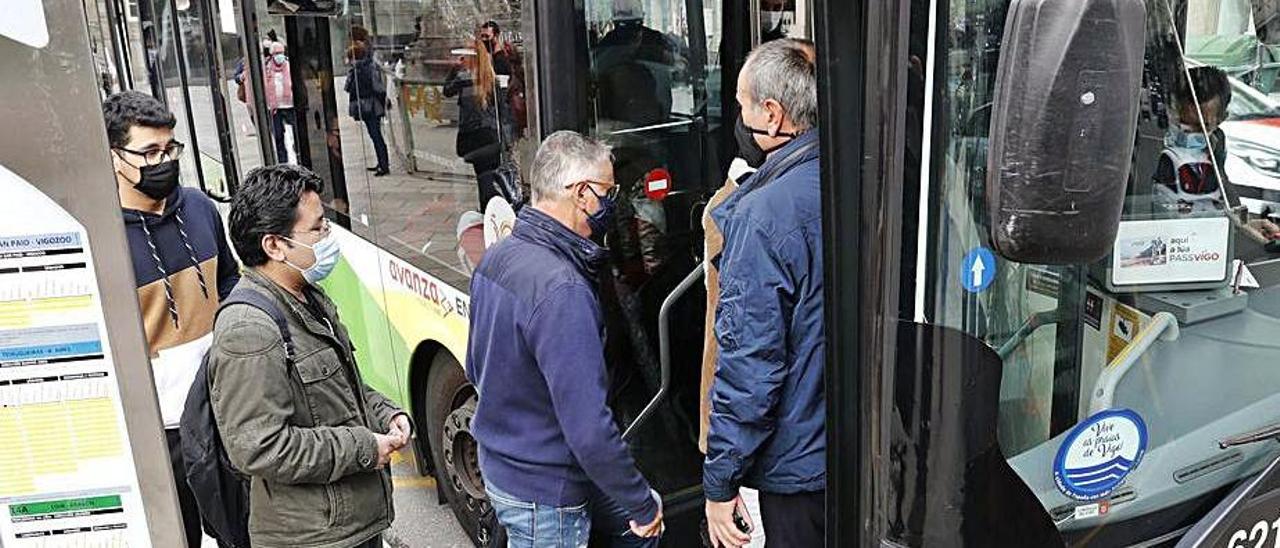 Pasajeros subiendo a un bus de Vitrasa.