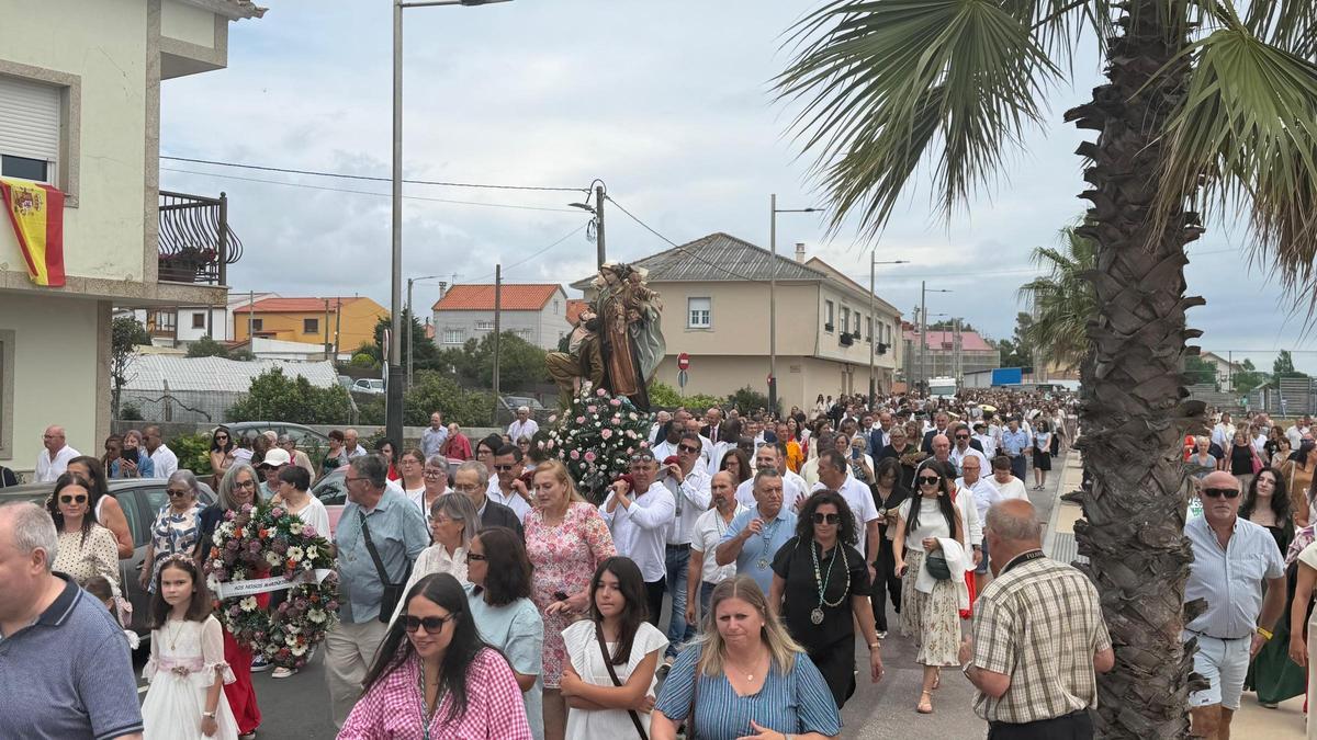 Procesión polas rúas de Aguiño.