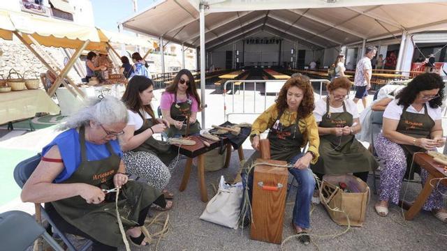 Un grupo de artesanas, el año pasado en Puig d’en Valls. |  | FOTOS: J.A. RIERA