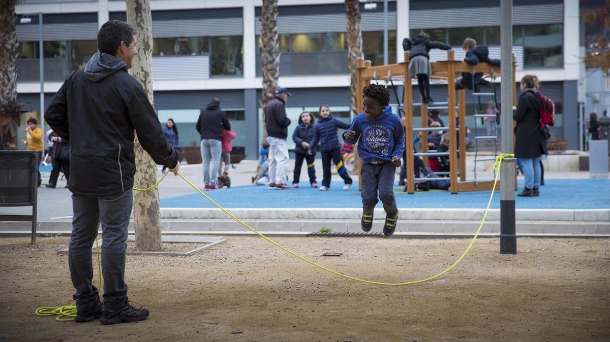 zentauroepp42205384 barcelona 19 02 20018  parques infantiles ni os y ni as juga180219190621