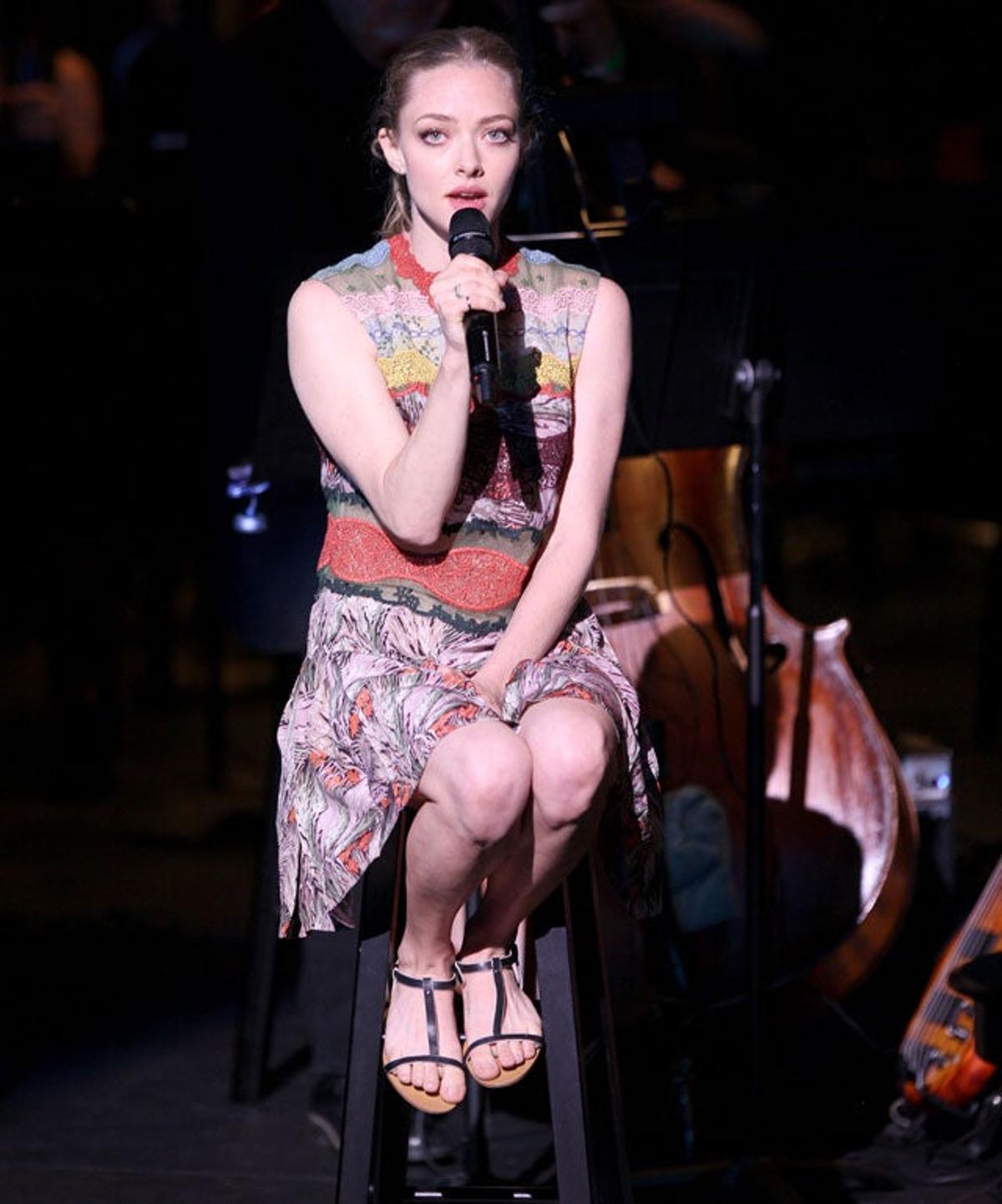 Amanda Seyfried canta en un concierto a favor de Oceana