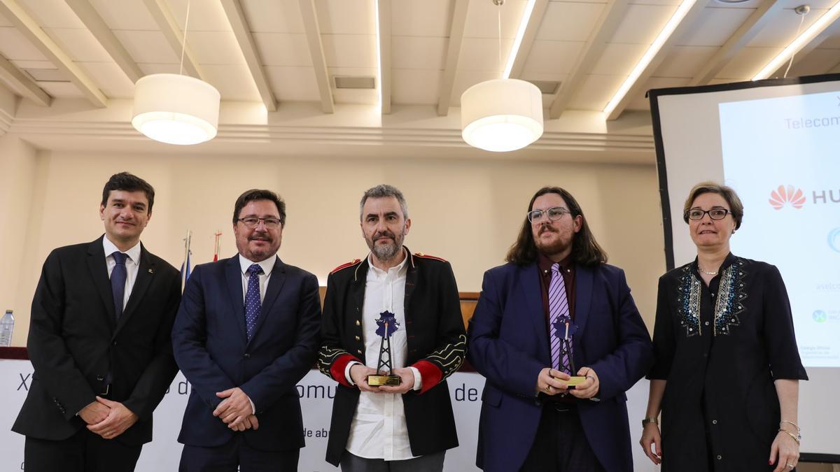 Guillermo Santamaría y Marta Balenciaga entregan los premios AEXIT a Miguel Baños, Mejor Expediente de Ingeniería de Telecomunicación de la UEx 2022/2023; y a la empresa EM3Works, Mejor Iniciativa en el Sector Tecnológico.