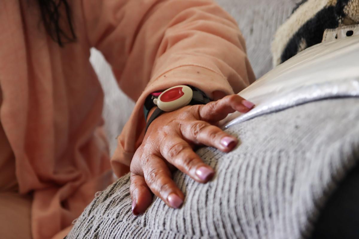 La pulsera de teleasistencia que siempre lleva Araceli.