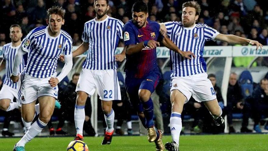 El Barcelona remonta dos goles a la Real y es más líder