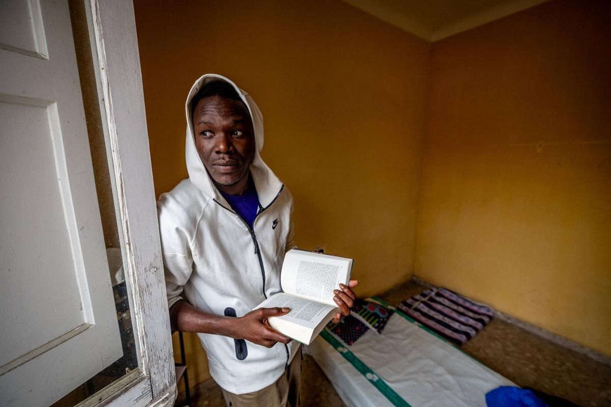 Sabadell 20/10/2025 Barcelona Area Metropolitana Desalojo inminente de los pisos ocupados de la Caserna de la Guardia Civil de Sabadell. Reportaje de las diferentes personas y familias que vivien en ella. AUTOR JORDI OTIX