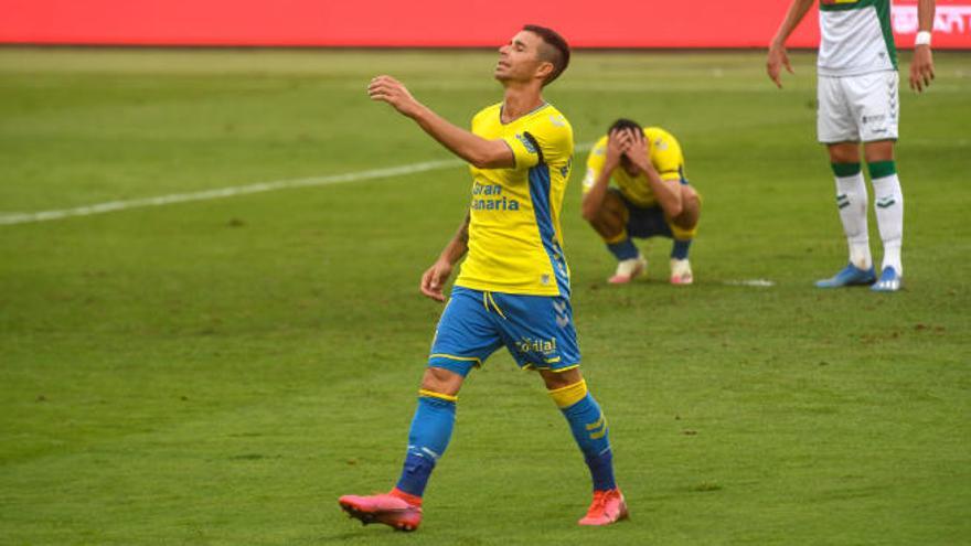 Rubén Castro se lamenta tras una ocasión fallada por la UD en el partido de la pasada temporada frente al Elche.