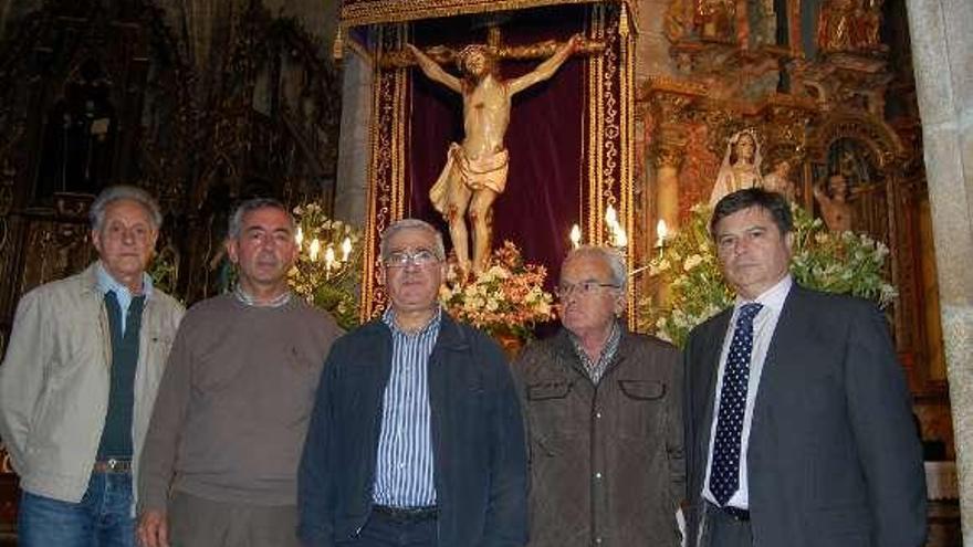 De izq. a dcha., los cofrades Juan Benito Puertas, Alberto Alfonso Lama, Antonio Figueroa, Amador Pérez y Modesto González, ante la imagen del Cristo de la Agonía, en la iglesia de Santiago de Redondela.