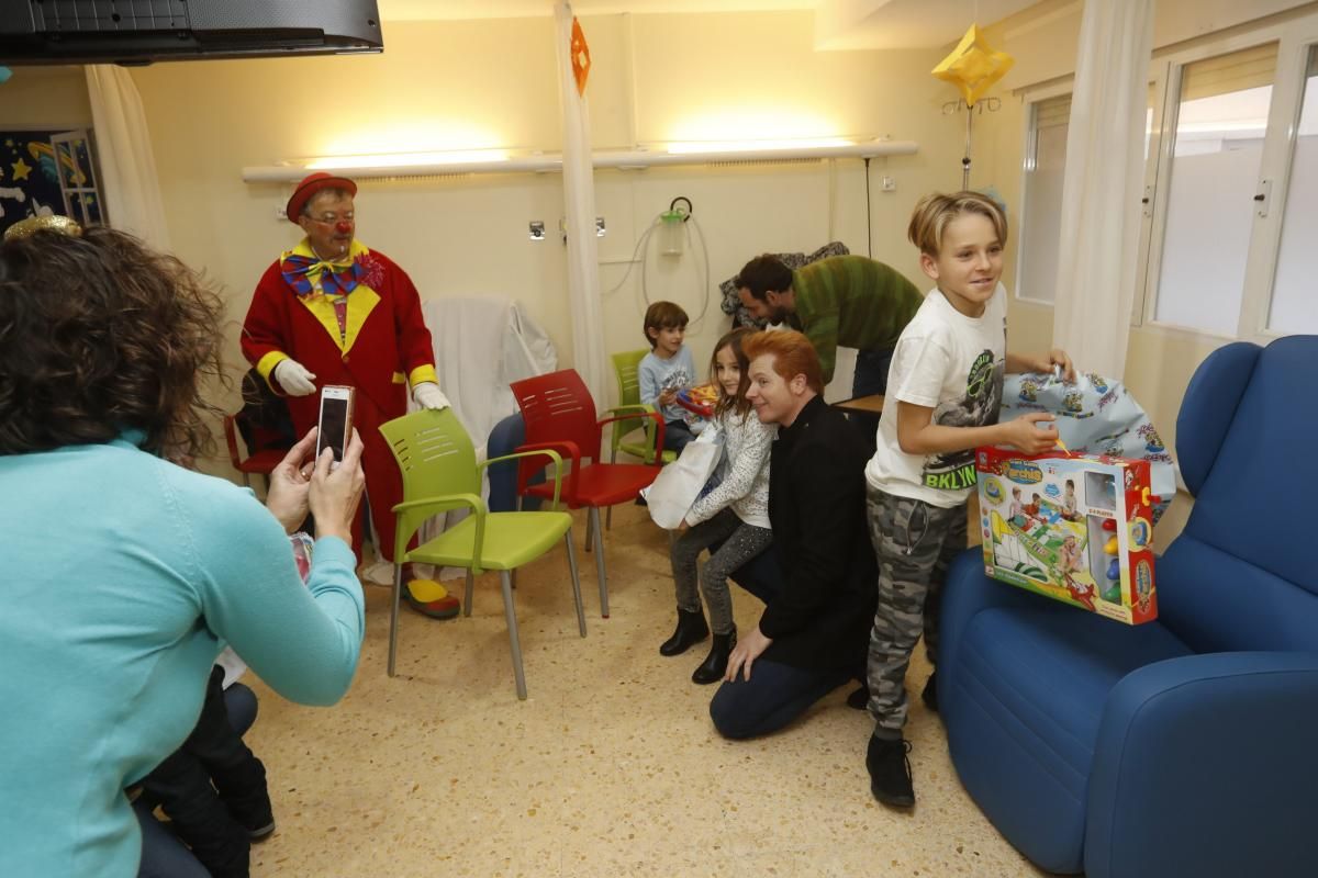 Yunke y Mel i Xispa llevan regalos y alegría a los niños del Hospital General