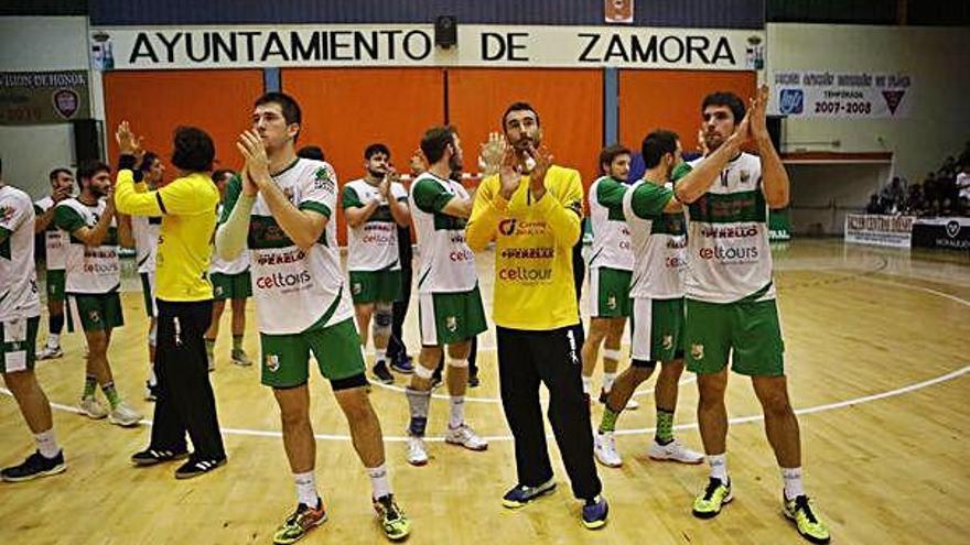 Els jugadors del Bordils aplaudeixen als aficionats un cop acabat el partit.