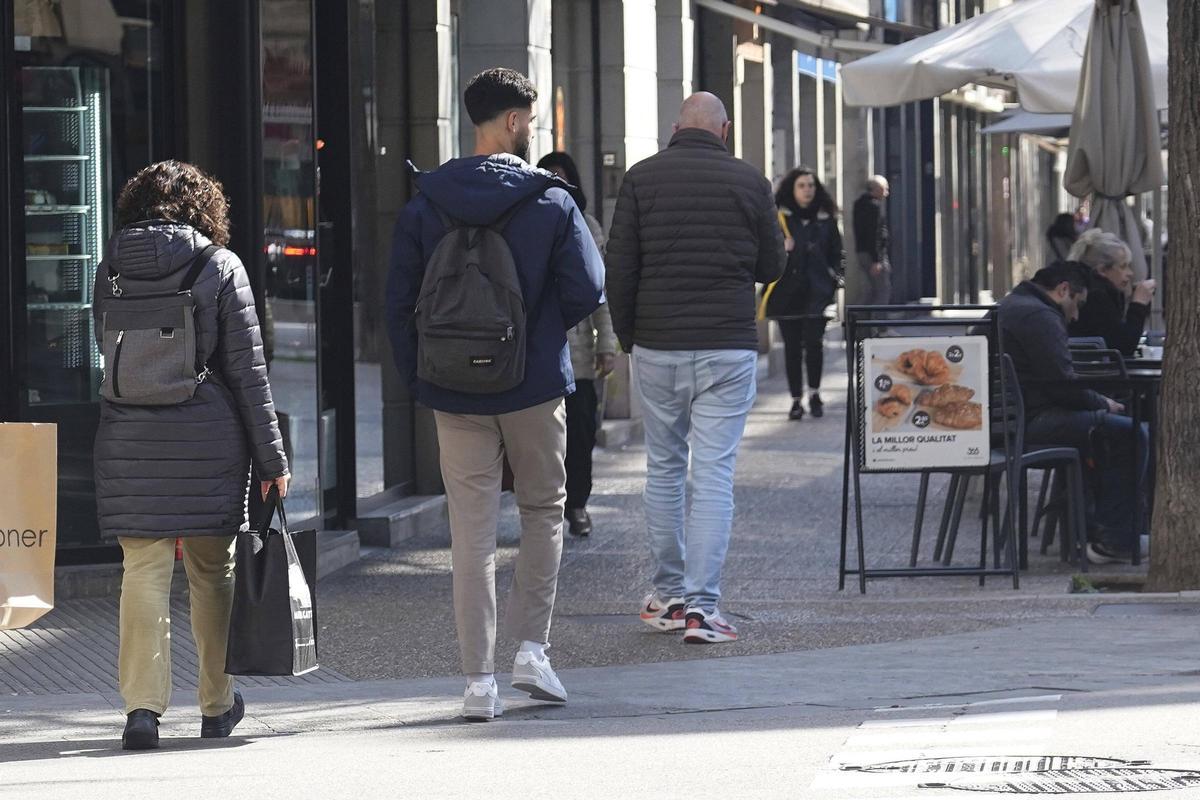 Gent passejant pel centre de Girona en una imatge d'arxiu.