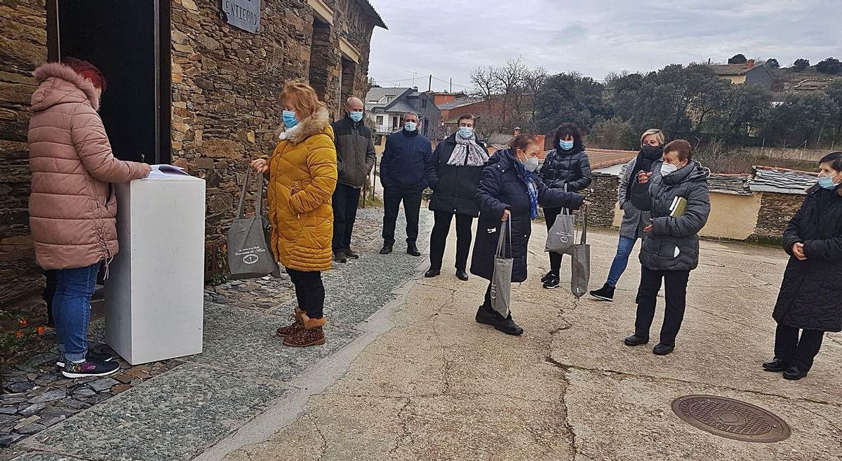 Los vecinos acuden al Museo de la Semana Santa de Bercianos a recoger el regalo navideño. | Ch. S.