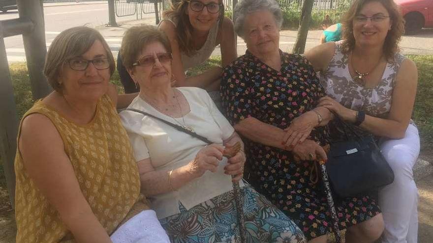 María Rosa (izq.), Rosa, Laura, Tita y Ana, en una de sus reuniones. // FdV