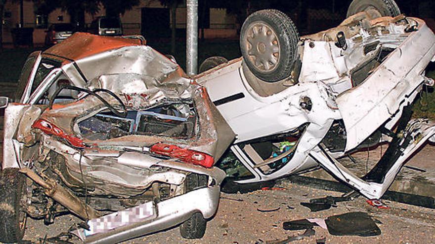 Un conductor herido tras  colisionar contra un coche aparcado en Establiments