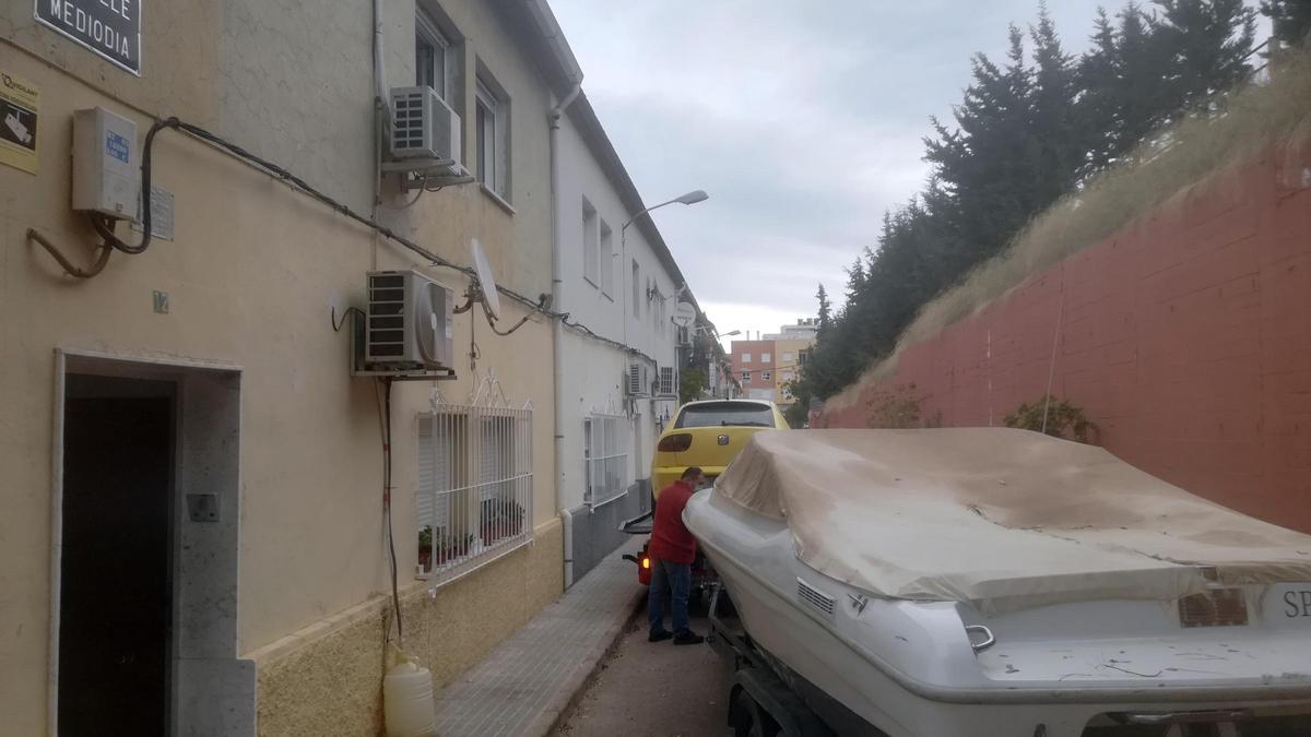 Agentes requisan la embarcación, ayer en Algezares.