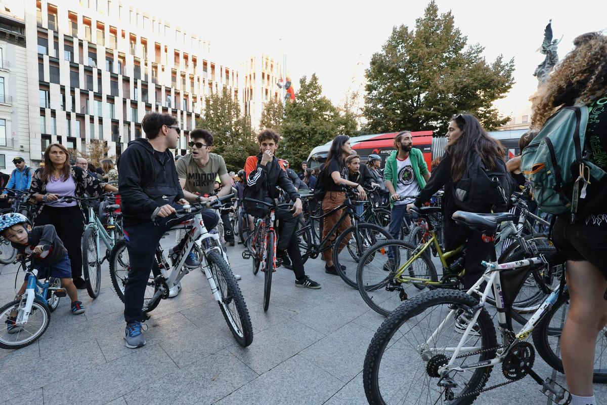 Decenas de ciclistas protestan en Zaragoza contra la obligatoriedad de contratar un seguro
