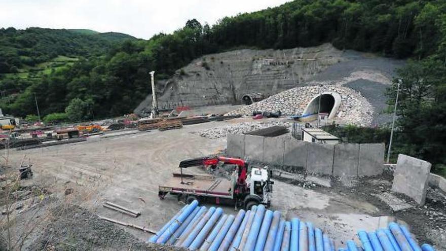 El emboquille de uno de los túneles de la vertiente asturiana de la Variante.