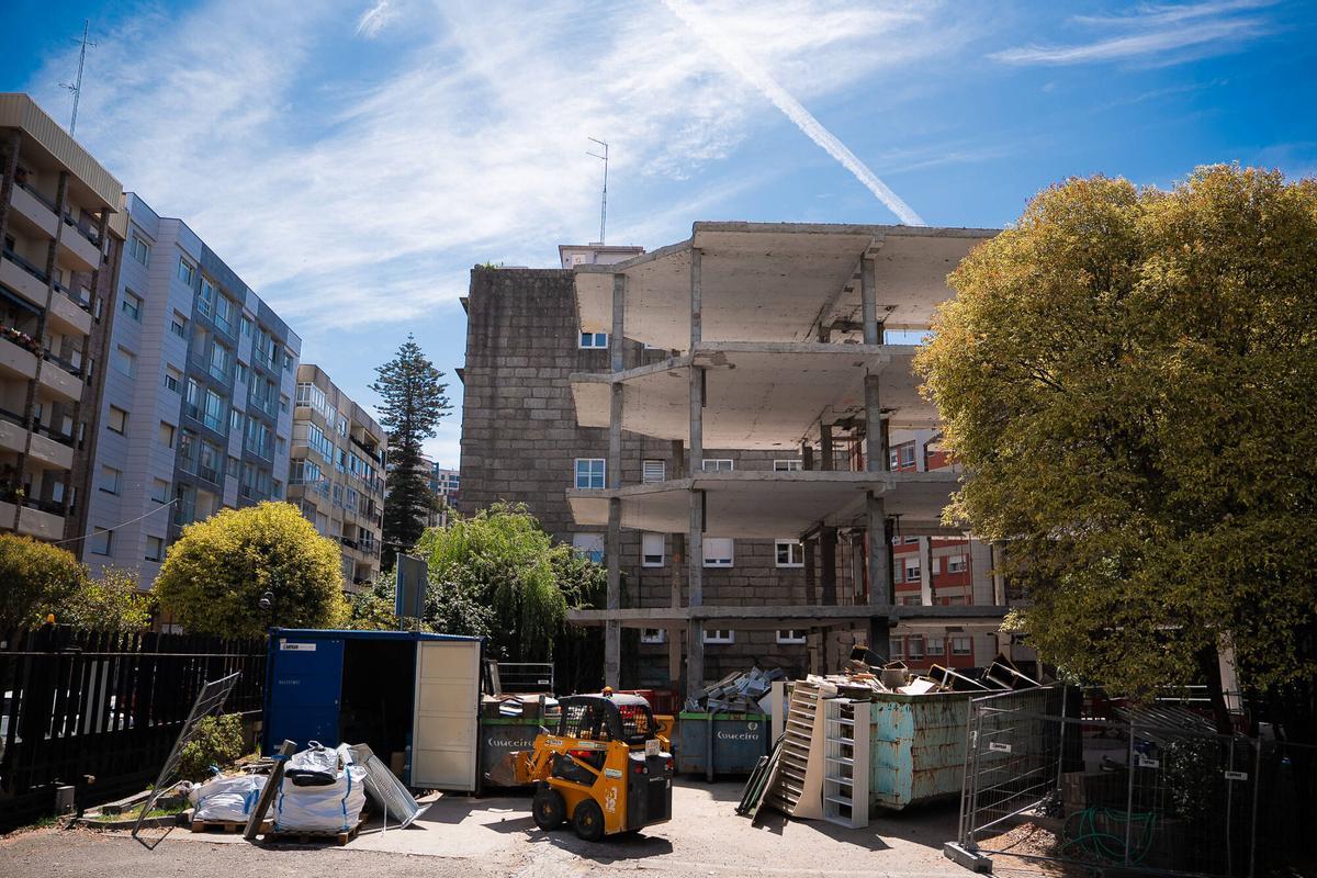 El director general de INCYDE, Javier Collado, acompañado del delegado del Estado en la Zona Franca, David Regades, y del alcalde, Abel Caballero, visita en Vigo las obras del VgoTIC Global HUB de López Mora en el Edificio 4, que acogerá la Incubadora de Alta Tecnología startTIC, cofinanciada en un 60% por el Fondo Europeo– FEDER del Programa Operativo Plurirregional de España 2021-2027, e integrada en la Red de Incubadoras que promueve la Fundación Incyde. También asisten a la visita el presidente de la Cámara de Comercio, José García Costas, y el director general de Gradiant, Luis Freire, socios de Zona Franca en este proyecto.