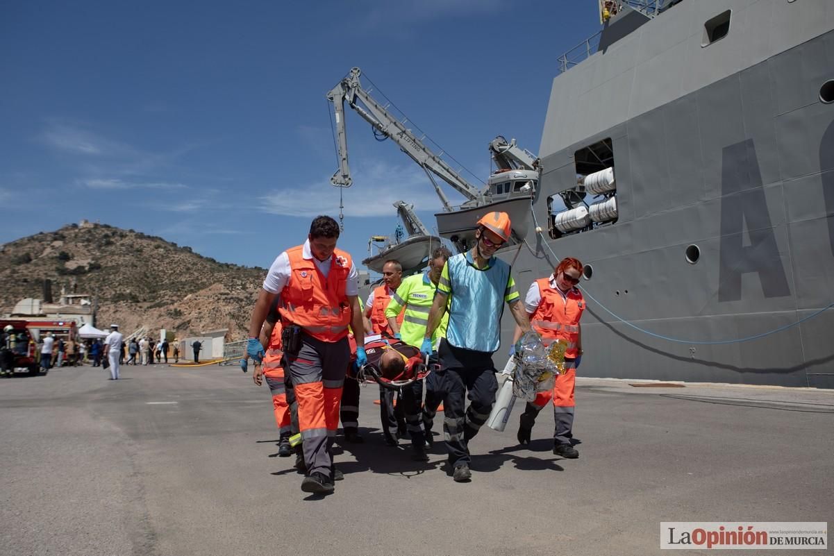 Espectaculares imágenes del simulacro de accidente de la Armada en el Puerto de Cartagena