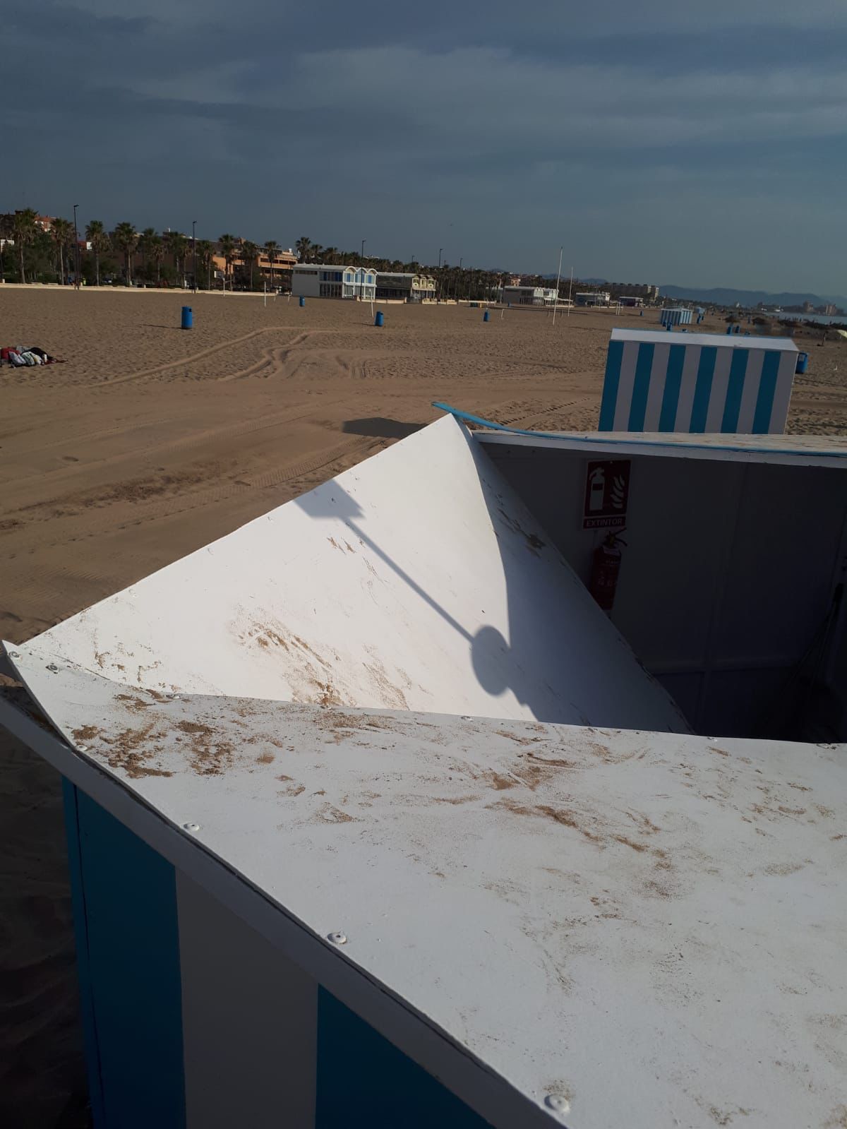 Destrozan los kioscos de la Malva-rosa tras un fin de semana de botellón