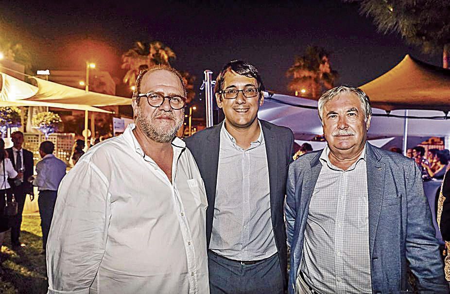 El conseller de Trabajo en funciones, Iago Negueruela (en el centro), junto a los representantes de CCOO y UGT, Xisco Mellado y Alejandro Texias.