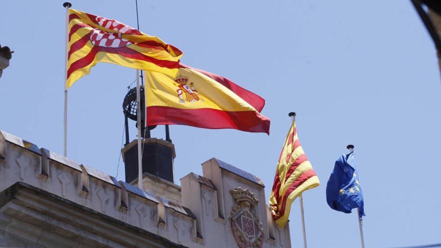 Les banderes a la part superior de l&#039;Ajuntament de Girona