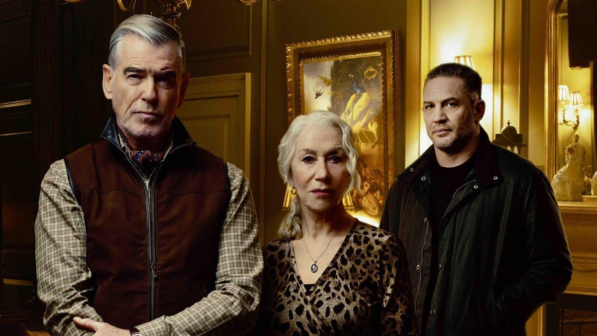 Pierce Brosnan (Conrad), Helen Mirren (Maeve) y Tom Hardy (Harry) en una imagen promocional de 'Tierra de mafiosos'