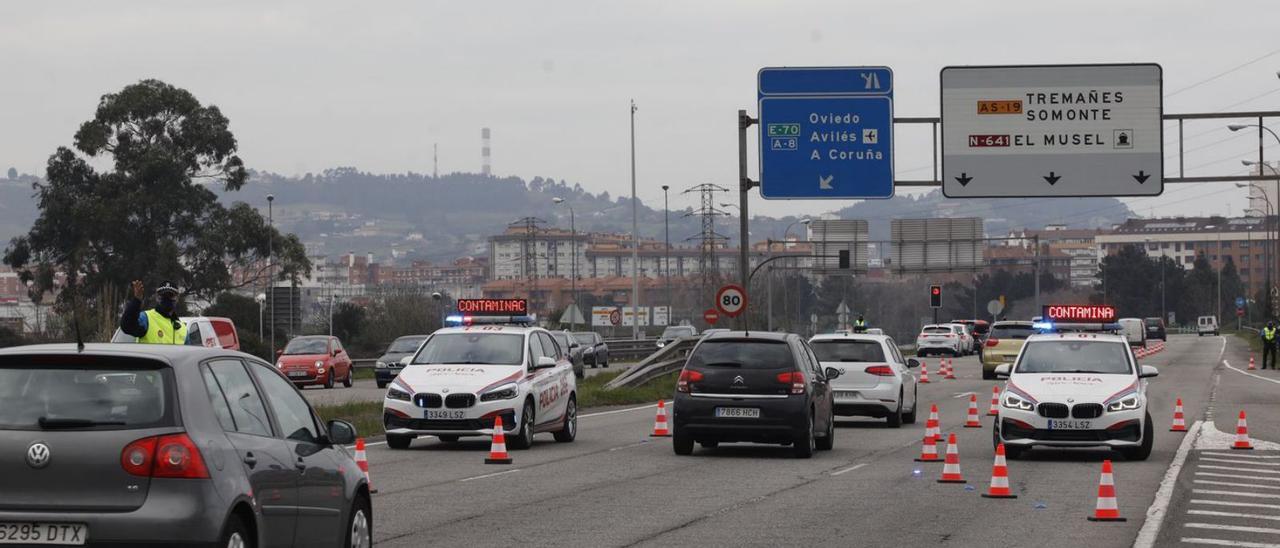 Controles de tráfico por exceso de contaminación en la avenida Príncipe de Asturias. | Ángel González