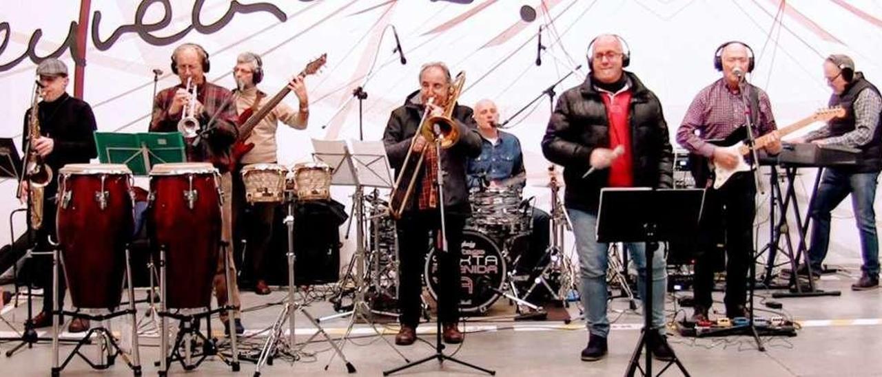 Por la izquierda, Manolo García, Manuel Garrandés, Miguel Ángel Sanz, Ángel Espinosa, Andrés González, José Luis Acebal, José Luis Pernía y Jesús Pérez, en un ensayo de la banda actual.