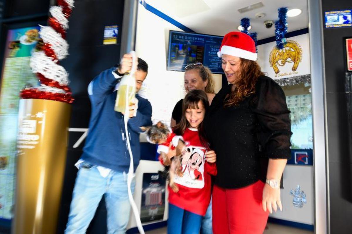 22-12-19  GRAN CANARIA. ZONA SUR. SAN BARTOLOME DE TIRAJANA. Seguimiento de la Loteria de Navidad en la Zona Sur, en la foto la Administracion de Loteria del Centro Comercial El Tablero que dio un 5º Premio. Fotos: Juan Castro.  | 22/12/2019 | Fotógrafo: Juan Carlos Castro