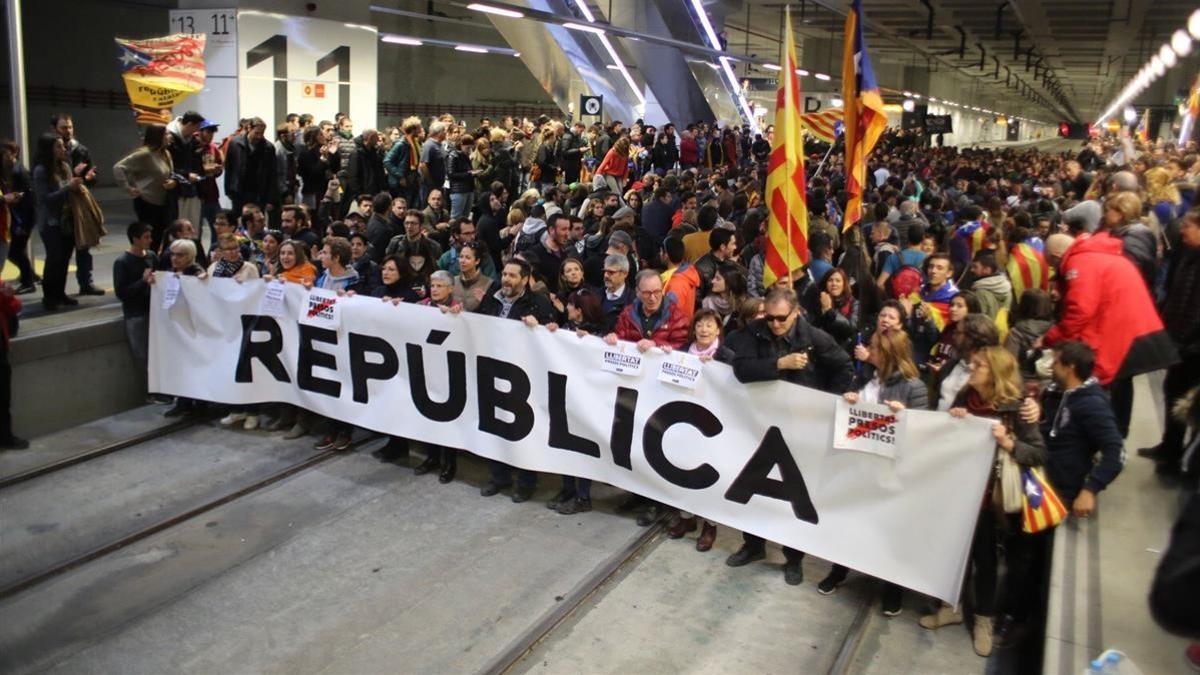 Los manifestantes cortan las vías del AVE en la estación de Girona, durante la huelga general del pasado 8 de noviembre.