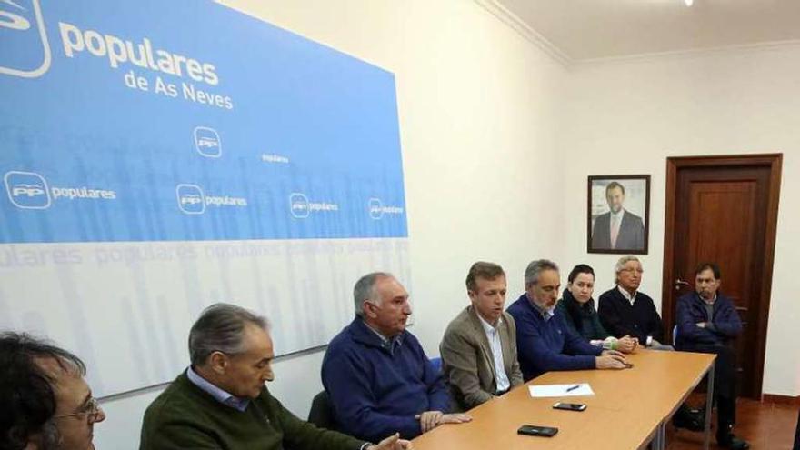 Julio Alén (1º izquierda), exalcalde de Mondariz, en la reunión del PP comarcal, anoche, en As Neves, presidida por Alfonso Rueda. // D.P.