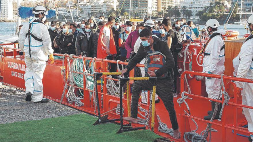 Migrantes atendidos por personal de Cruz Roja al llegar a puerto el pasado lunes, tras realizar la travesía en patera.