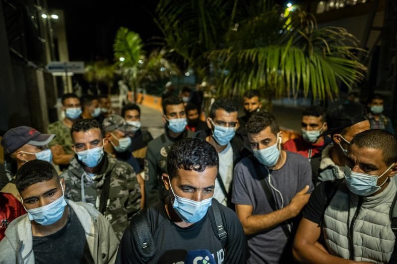 Migrantes en la estación marítima de Santa Cruz de Tenerife