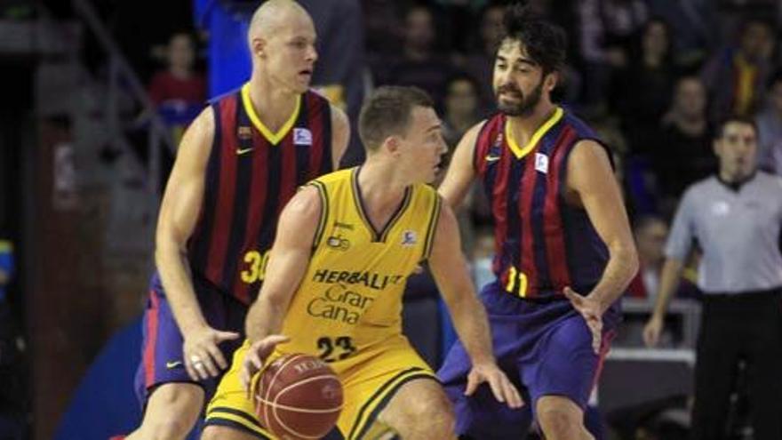 Lee Hansbrough bota el balón ante Juan Carlos Navarro.