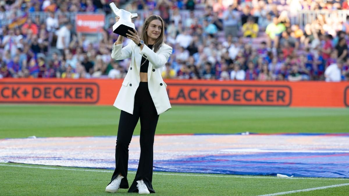 La reina Alexia ofreció su enésimo galardón al Camp Nou